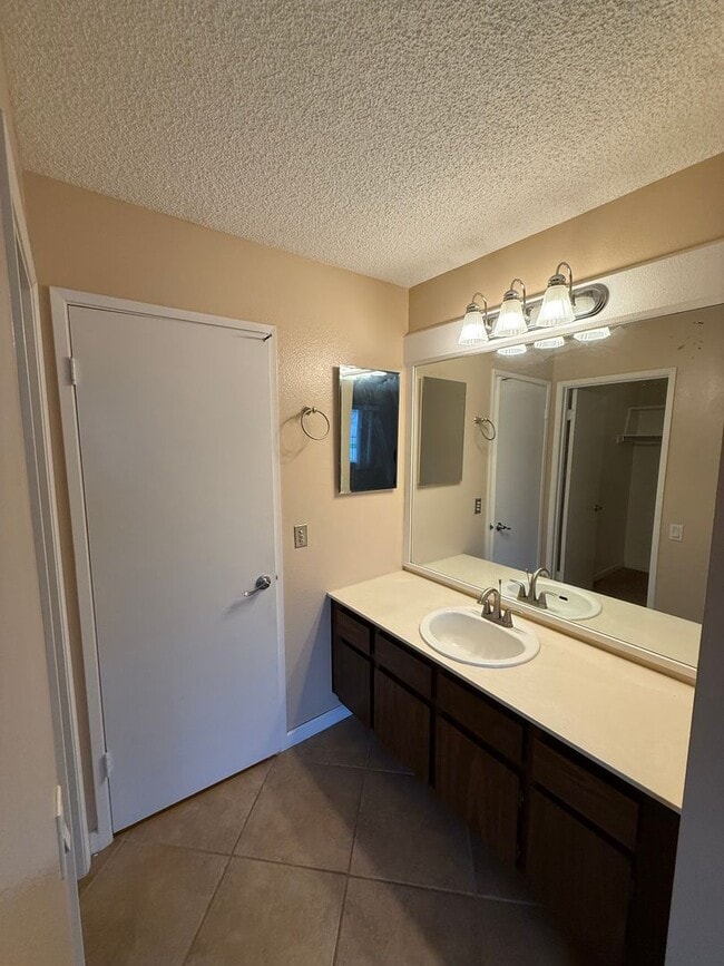 Building Photo - 2 Bed| 2 Bath | 967 SF | Single Story |