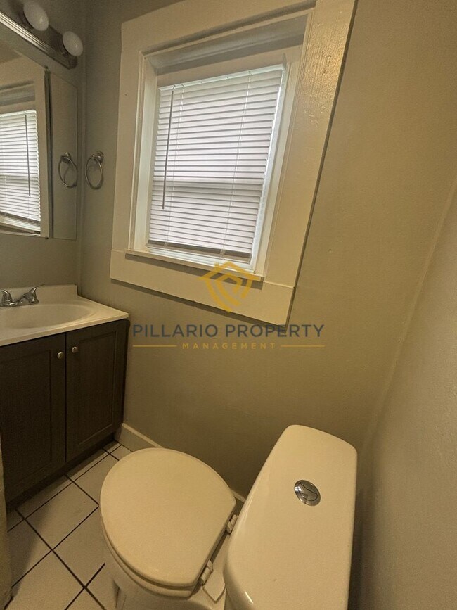 Building Photo - Renovated 3 Bedroom 2 Bathroom in Brookside Park available now!