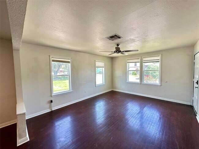 Building Photo - 5222 Avenue O