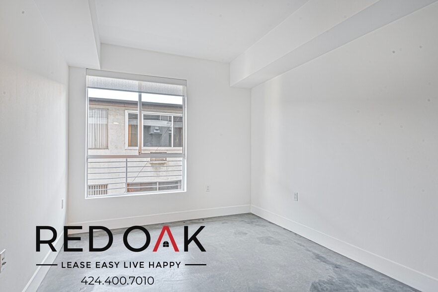 Building Photo - 453 S Kenmore Ave