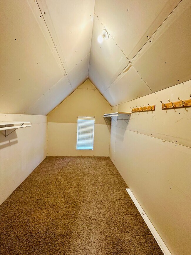 Building Photo - {20067} Custom Built Home in Woodland Mano...
