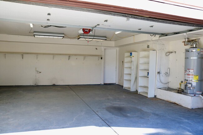 Building Photo - Spacious 4 Bedroom Corner Lot in Brentwood!