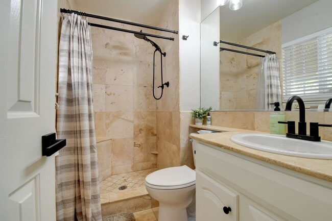 Building Photo - Fabulous 3-bedroom 2-bathroom home