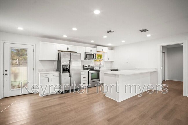 Building Photo - 4293 Island Cir