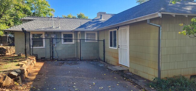 Building Photo - $500 MOVE-IN CREDIT! Updated Home with lot...
