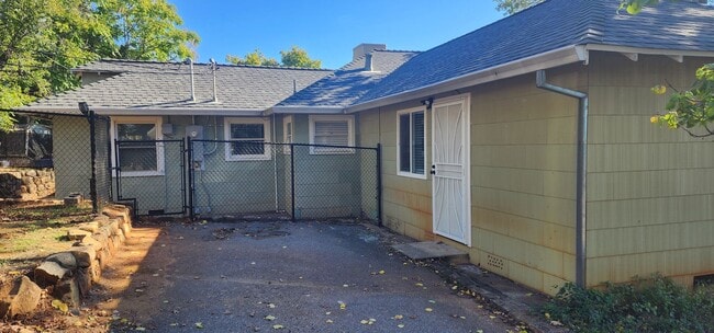 Building Photo - $500 MOVE-IN CREDIT! Updated Home with lots of Extras!