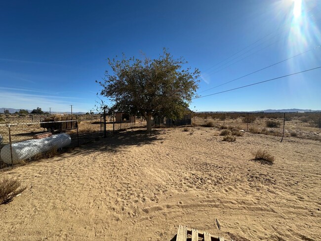 Building Photo - Gorgeous Mobile Home with a Big Backyard