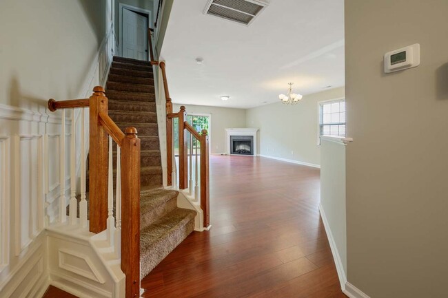 Building Photo - End Unit Townhome in Great Location!
