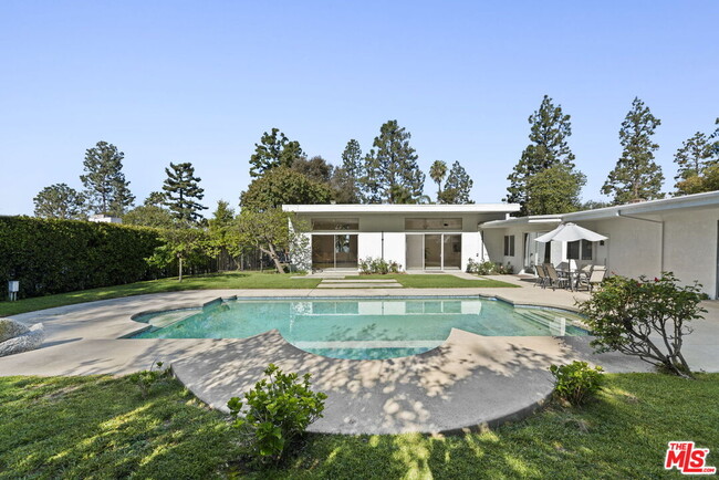 Building Photo - 1860 Loma Vista Dr