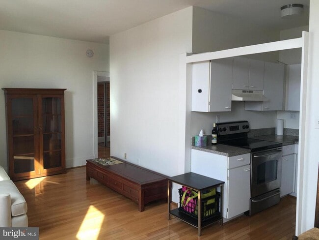 Building Photo - 1615 Q St NW