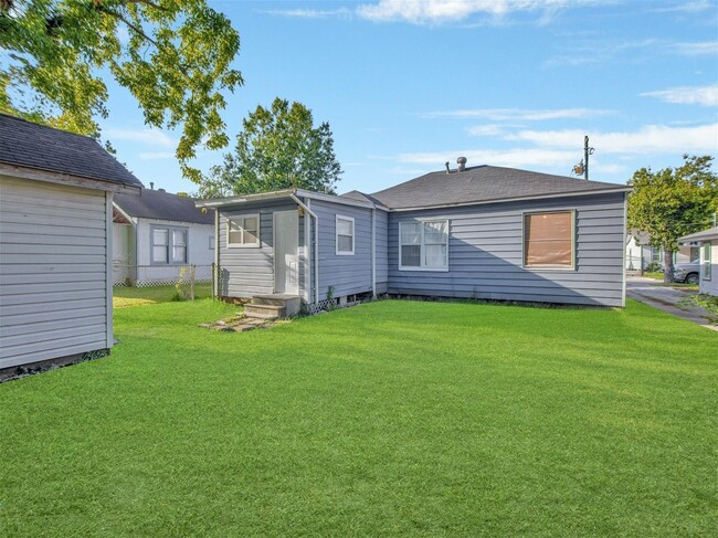 Building Photo - 703 E Adoue Ave