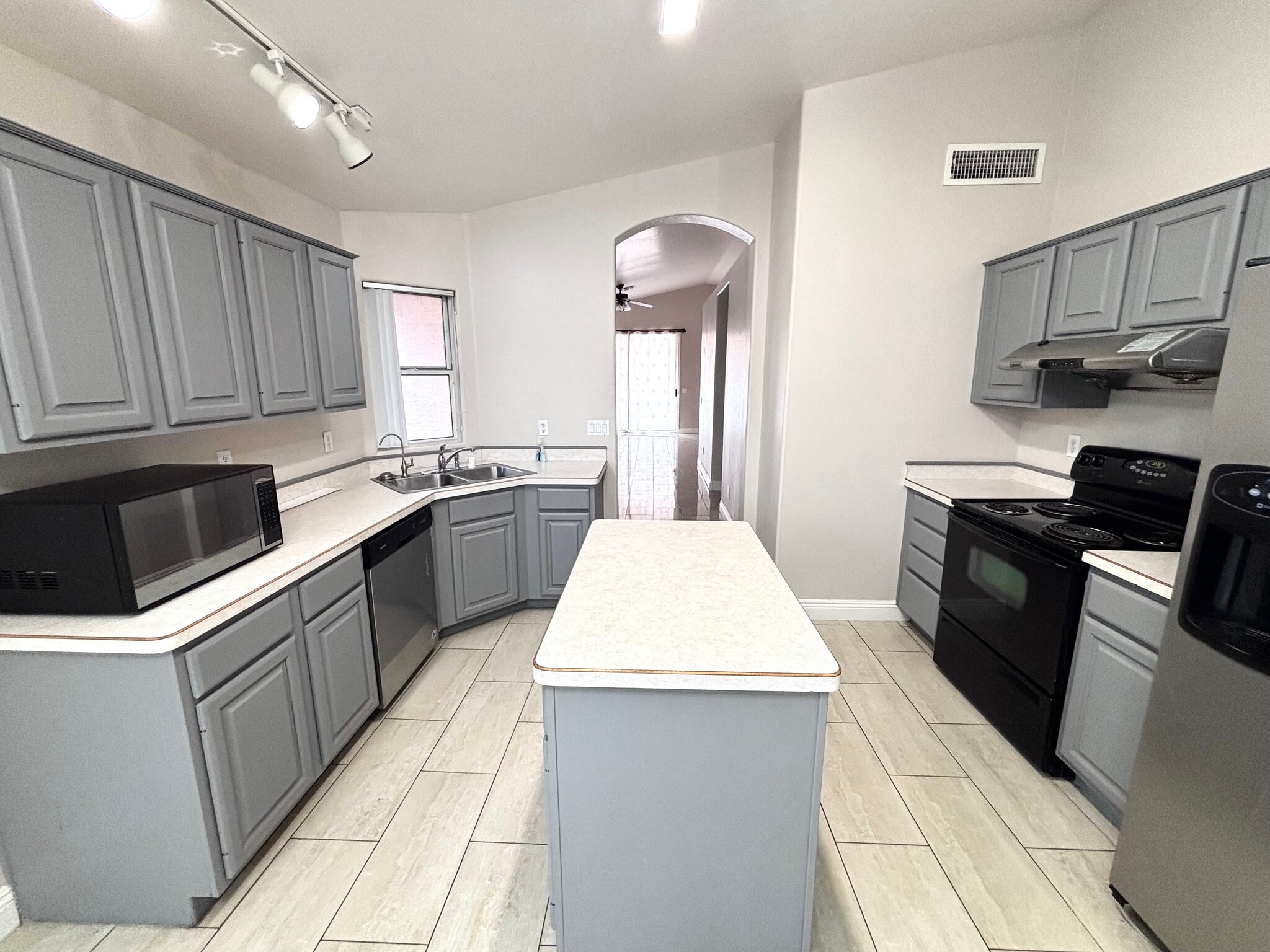 Building Photo - 4166 E Silverwood Dr