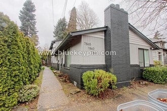 Building Photo - 2 Bed, 1 Bath Unit on 2nd Floor of a Tri-Plex in Sellwood