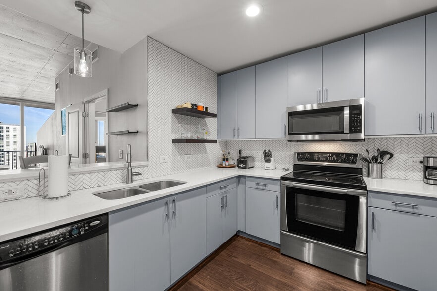 Building Photo - 777 N Ashley Dr