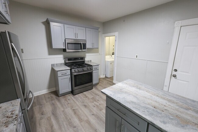 Building Photo - 82 Fuller St