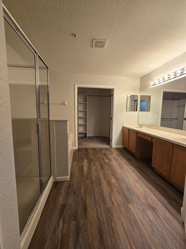 Building Photo - Spacious 3 bedroom, 2.5 bath townhouse in ...