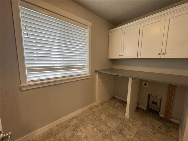 Building Photo - 6566 NE Rainsong Ln