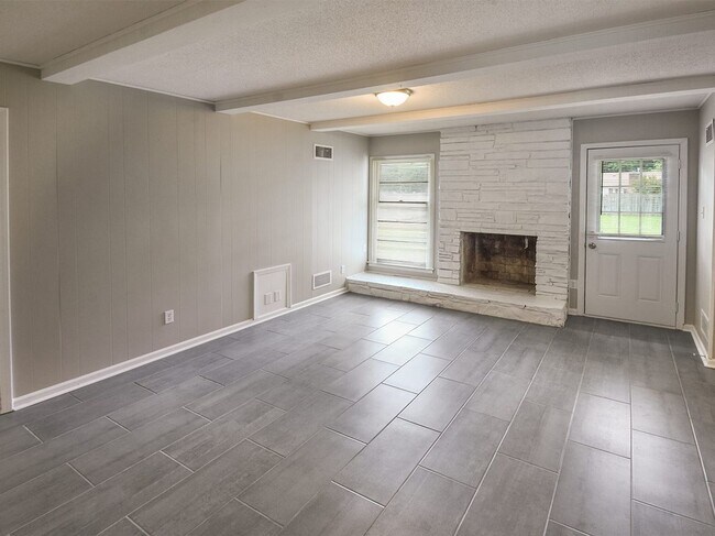 Building Photo - UPDATED & CUTE 3 bed, 2 bath home.
