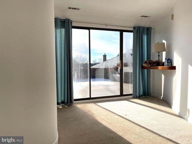 Building Photo - 28 Main St