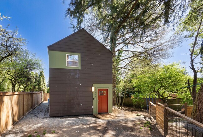 Building Photo - 11520 Roosevelt Way NE