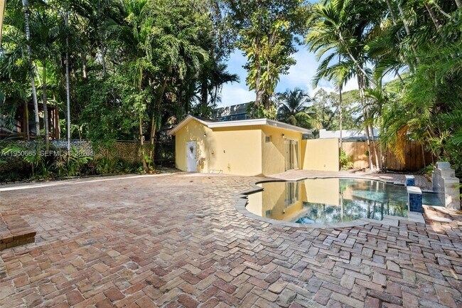 Building Photo - 2465 Inagua Ave