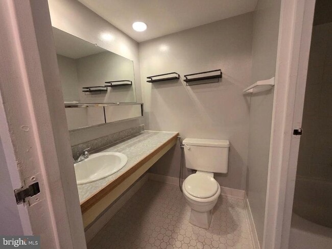 Building Photo - 615 Center St