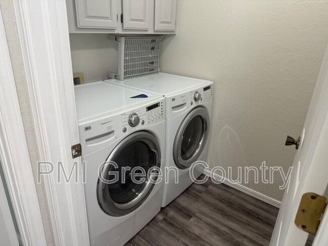 Building Photo - 9121 E 69th Pl