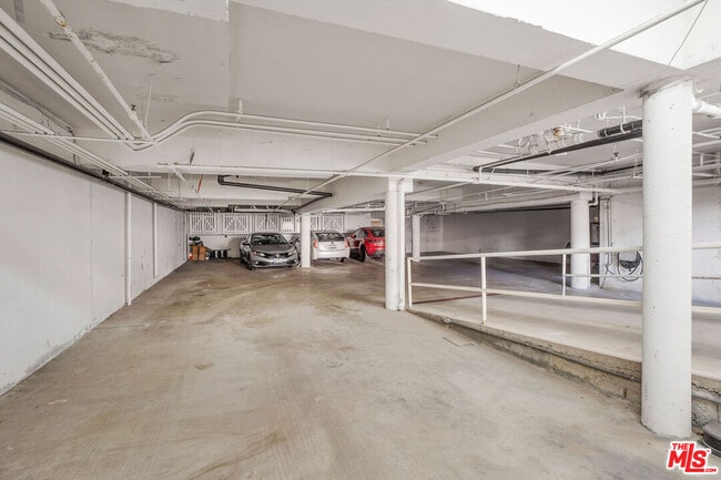 Building Photo - 248 S Doheny Dr