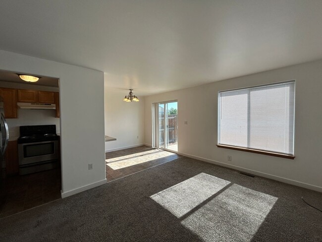 Building Photo - 3 Bedroom / 2.5 Bathroom Townhouse in SW R...