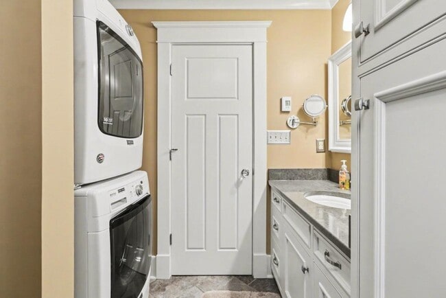 Building Photo - 303 Shed Rd