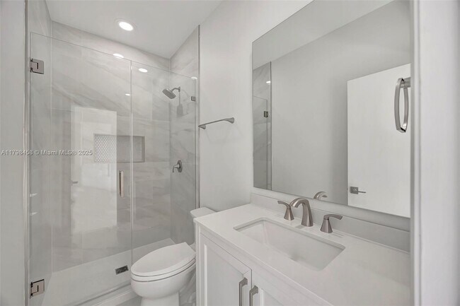 Building Photo - 6841 SW 71st Ave