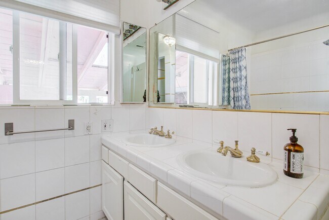Main bath - 2372 Overland Ave