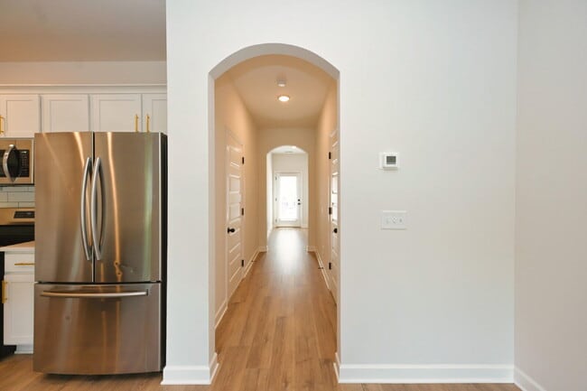 Building Photo - Like-New Modern Townhome Near Dining, Shopping, Trails & Old Hickory Lake