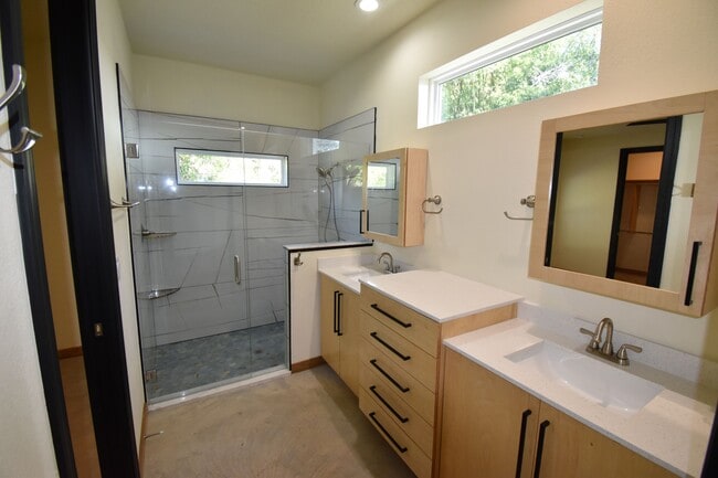 Building Photo - 780 8th Ave NE