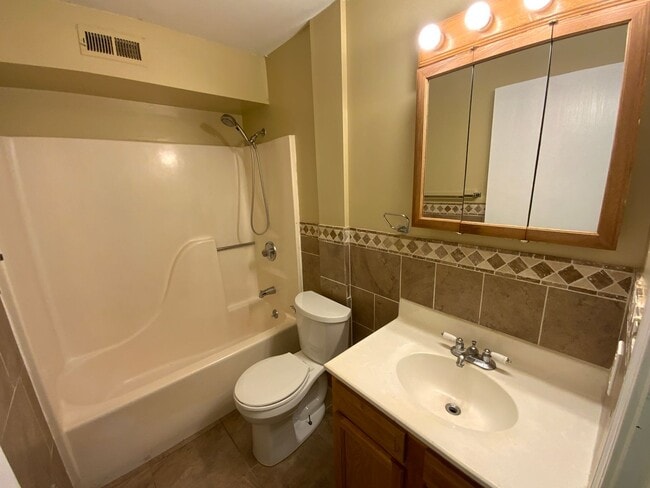 Building Photo - 3 Bedroom 1 Bathroom Apartment