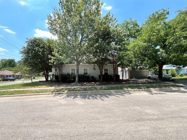 Building Photo - 709 Roberts St
