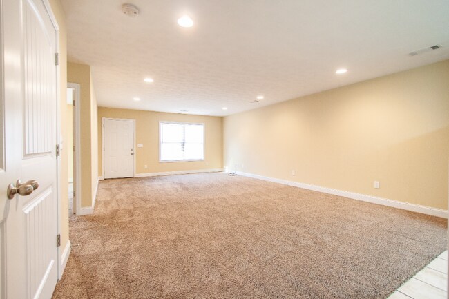 Building Photo - 6 Cal Rd