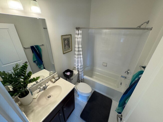 Building Photo - Stylish And Spacious 4 Bed 3.5 Bath Home I...