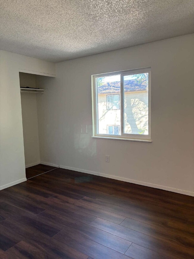 Building Photo - 2 bedroom duplex - Bennett