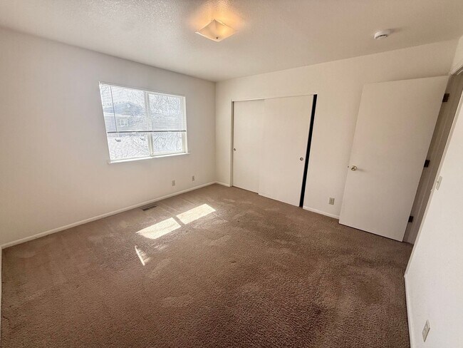 Building Photo - 2 Bed 1.5 Bath Townhouse End Unit in North Central Loveland