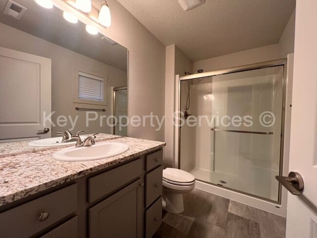 Building Photo - Woodland Townhome Just Minutes from i5