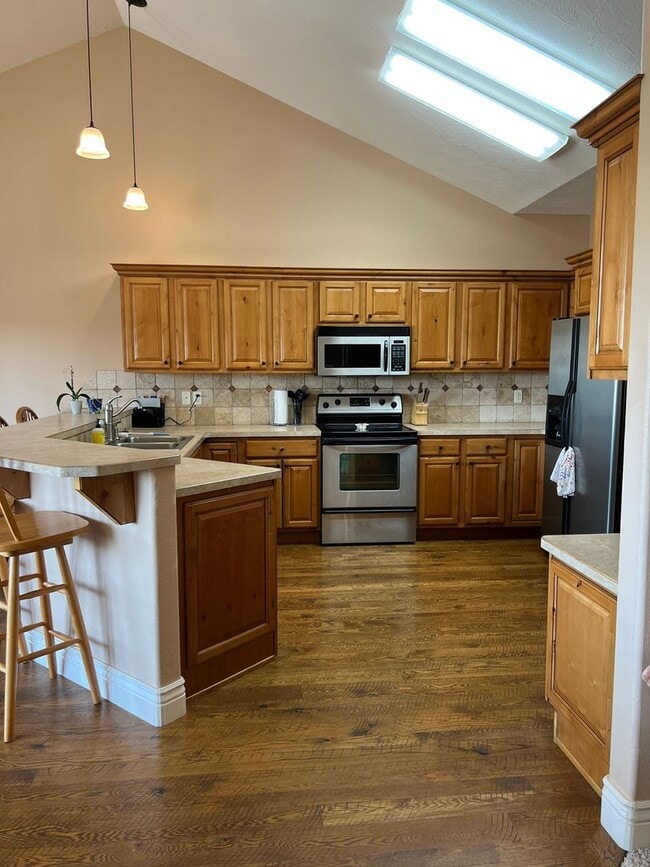 Building Photo - **$100 OFF FIRST MONTHS RENT IF A LEASE IS...