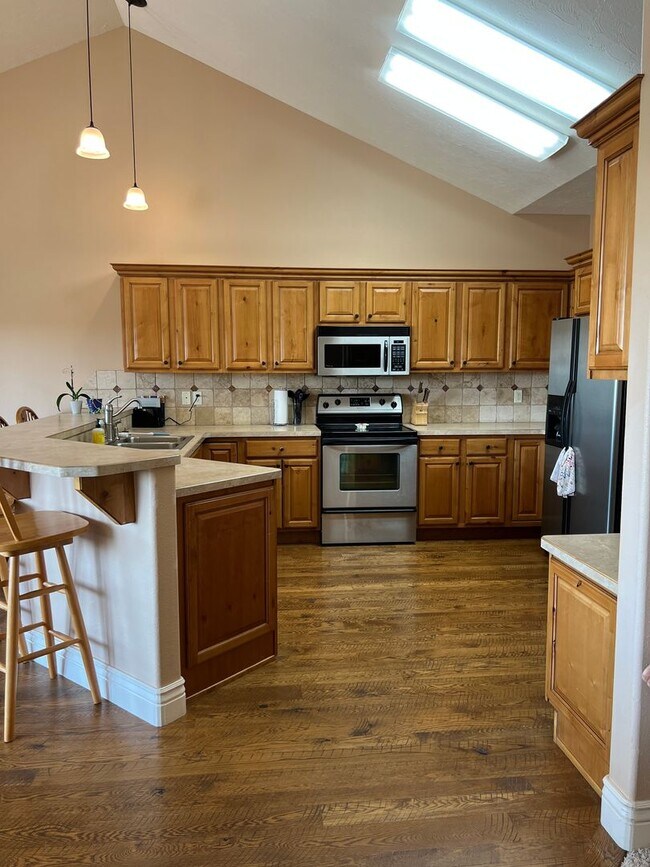 Building Photo - Stunning 5-Bed, 3.5-Bath Twin Home on the Rexburg Hill | Flexible Lease Options Available!