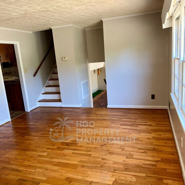 Building Photo - 5 Castlewood Dr