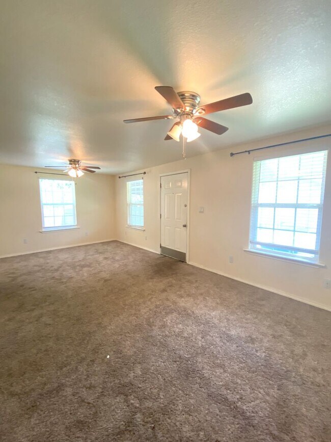 Building Photo - Studio Garage Apt in NW OKC YOUNGS ENGLEWO...