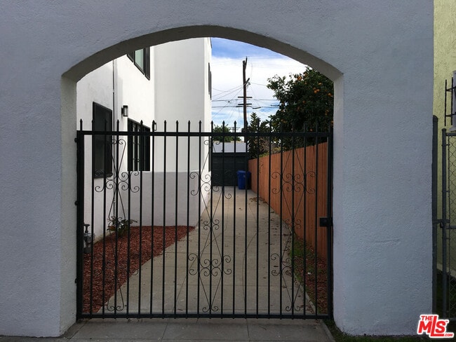 Building Photo - 1180 S Tremaine Ave