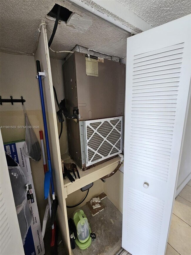 Building Photo - 6900 Bay Dr