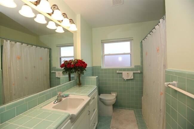 Building Photo - Wonderful mid century one story home, rece...