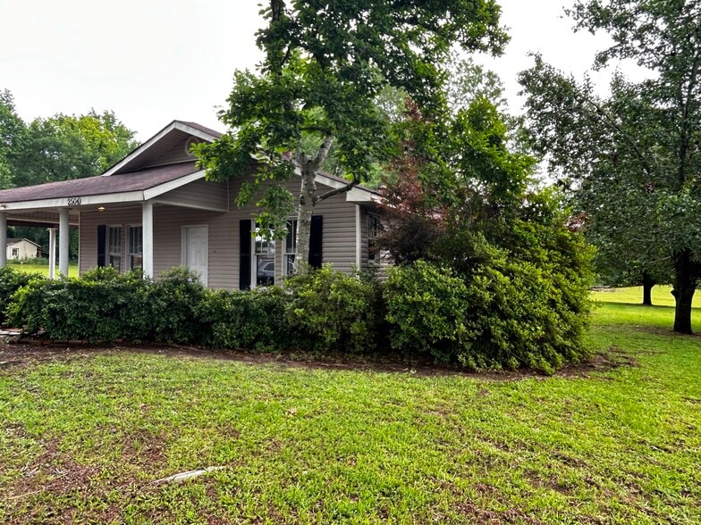 Primary Photo - 2504 Kavanaugh Rd