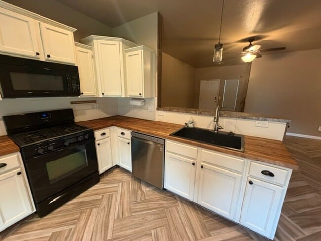 Building Photo - Adorable OKC home with 3 bed, 2 bath, 2 car garage in Mustang Schools!